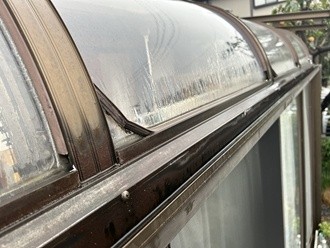 ポリカーボネートにはヒビ割れが確認