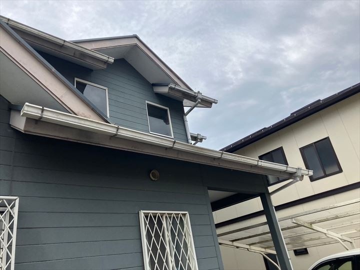 水漏れする雨樋の状態を確認