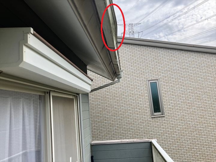 雨樋の変形箇所の状態を確認