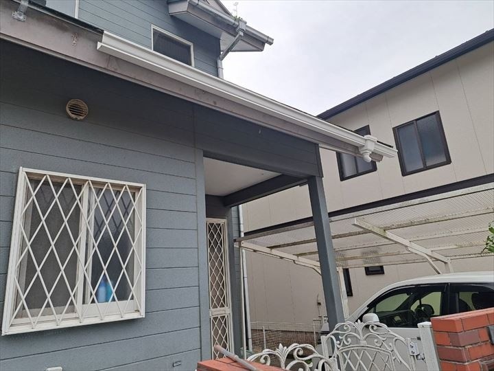 吊り金具に軒雨樋本体を取り付け