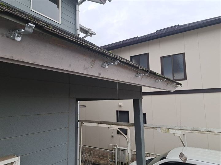 他の箇所にも同様に金具の取り付け