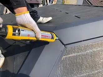 繋ぎ目にコーキング処理する作業工程