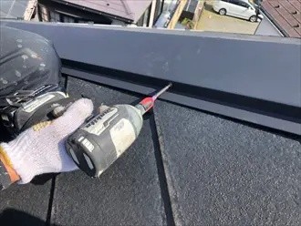 新しい棟板金を設置しビスで固定した後の状態