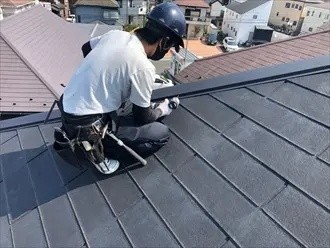 新しい棟板金を設置しビスで固定