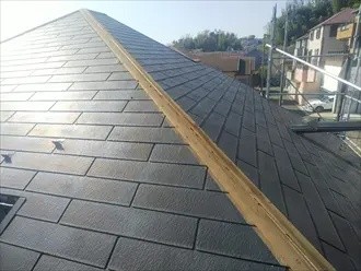 既存の棟板金を撤去後の屋根