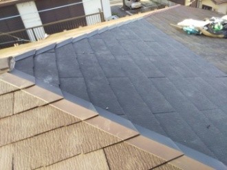 新しい防水紙の上からコロニアルを葺き直し