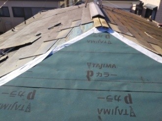 コロニアル屋根材の下に敷かれている防水紙