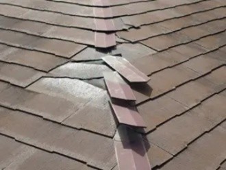 コロニアル屋根が欠けやひび割れた状態