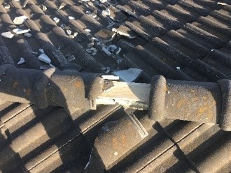 棟部分の瓦が破損している状態