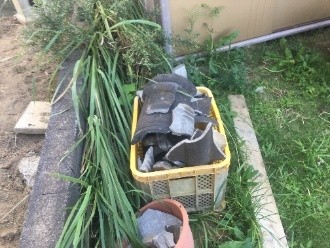 落下した瓦の破片