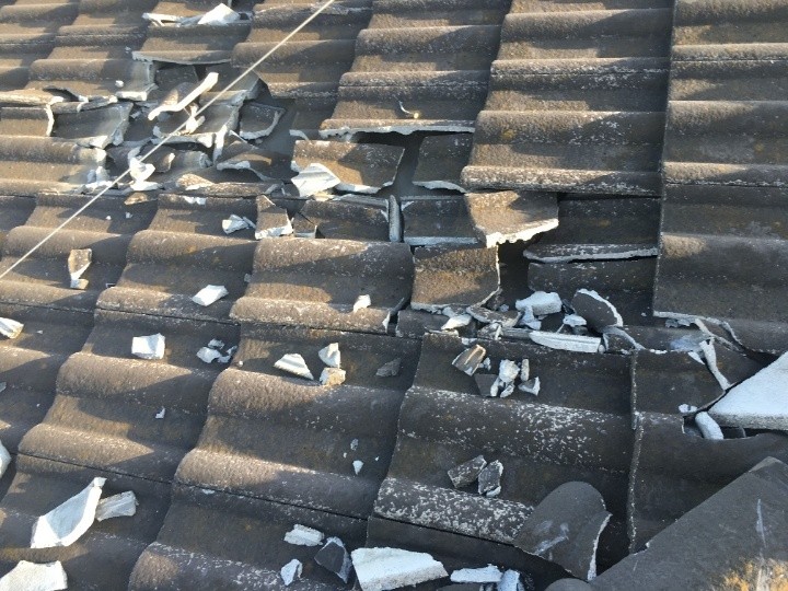 モニエル瓦屋根全体が破損している状態