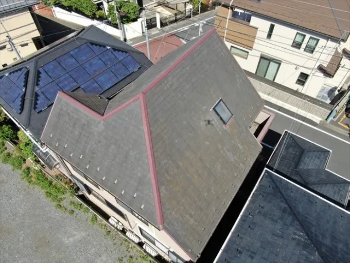 棟板金交換工事が施工完了した外観(ドローン撮影)