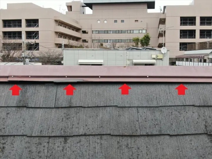 大棟に隙間が開いている状態