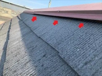 大棟部分に隙間が生じ台風時に飛散する恐れのある状況