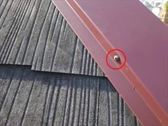 貫板の上に棟板金を被せてビスで固定