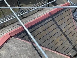 新規の棟板金を設置する作業工程