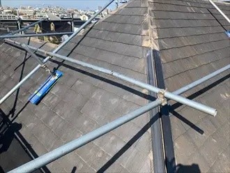 既存の棟板金を撤去する作業工程