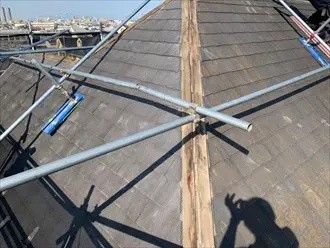 既存の棟板金を撤去