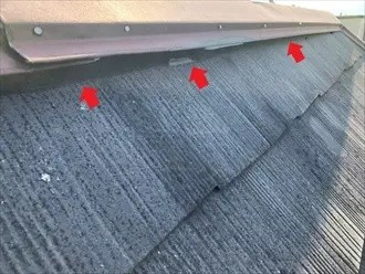 棟板金の釘が抜けかかっている箇所