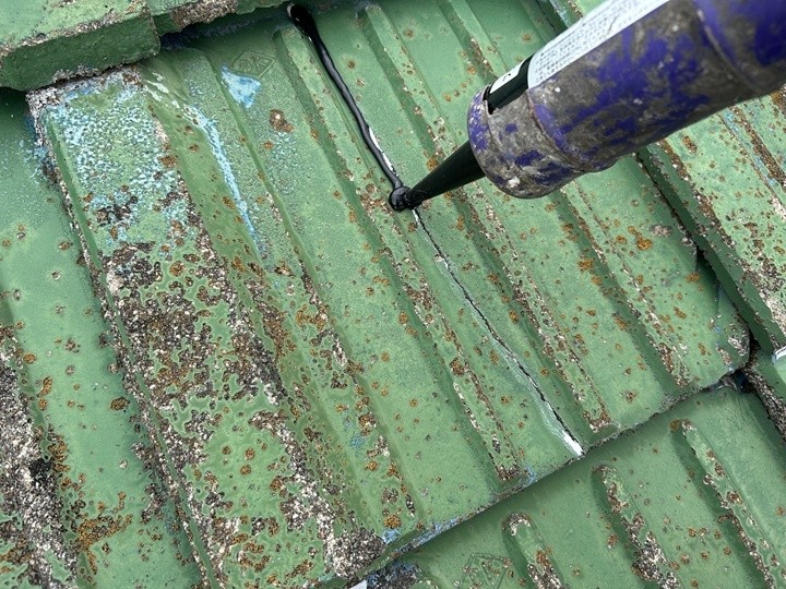 ヒビ割れの補修作業