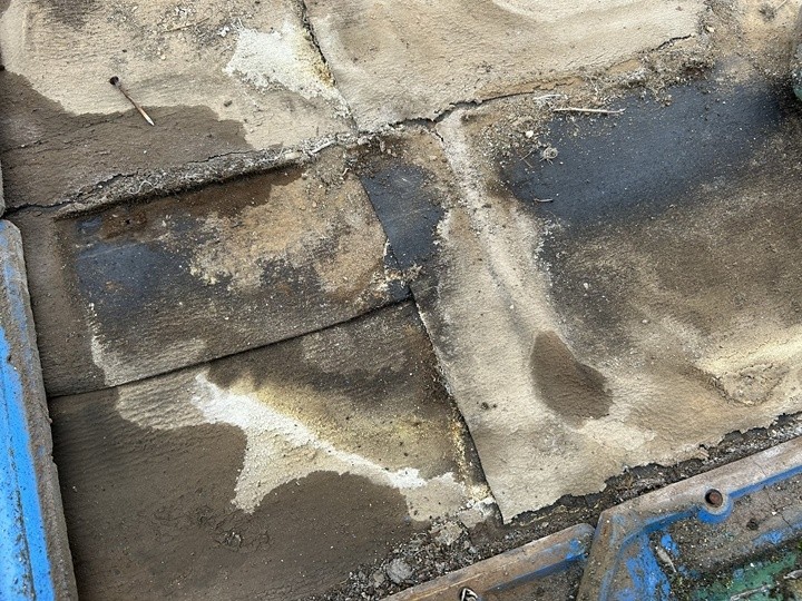 ルーフィング（防水紙）も経年によって劣化している状態