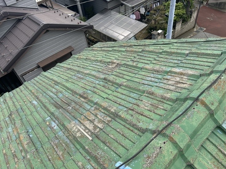 セメント瓦は経年によって全体的に劣化している状態