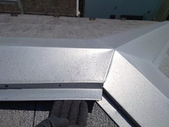 板金継ぎ目のシーリング材の破断