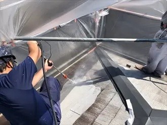 屋根への高圧洗浄