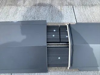 ガルバリウム鋼板製の棟板金の取り付け作業工程