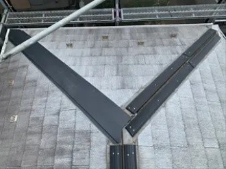 新しいガルバリウム鋼板製の棟板金の取り付け作業