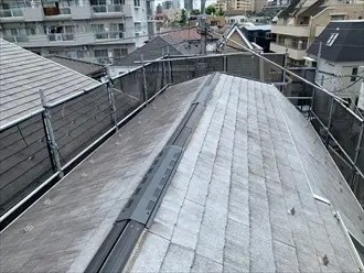 既存の棟板金の換気棟を撤去した後