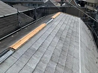 既存の棟板金の換気棟を撤去