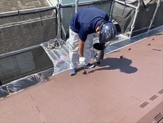 「ファインパーフェクトベスト」で仕上げの塗装する作業風景