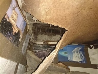 雨漏りで破損した天井の状態
