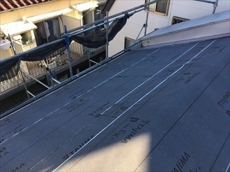 防水紙（ルーフィング）を葺く作業工程