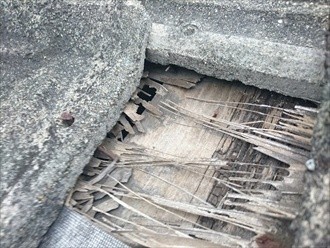 野地板に穴が開いている状態