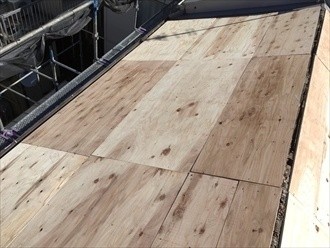 古いセメント瓦を撤去して劣化した防水紙が現れわれた状態