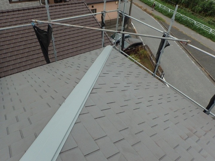 棟板金の交換工事が完工した風景