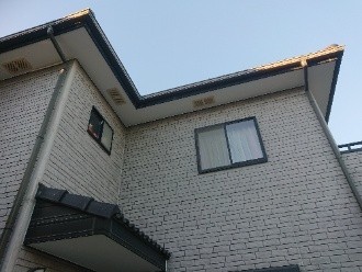 塗装工事を施した軒天の外観