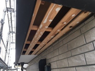 張り替えを行う箇所の軒天を取り外し作業