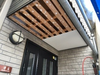 張り替えを行う箇所の軒天を取り外す作業工程