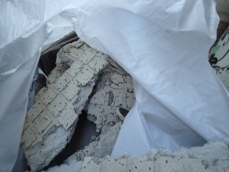 落下していた軒天の破片