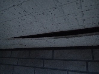 軒天の一部が今にも落下しそうな状態