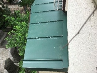 立平葺きの屋根材を取り付け作業