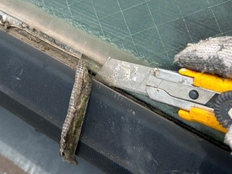 劣化したシーリングを丁寧に撤去