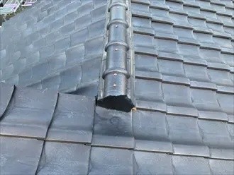 熨斗瓦を重ねてシルガードを詰める作業風景