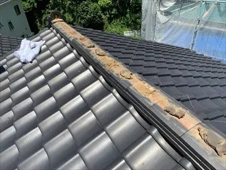 冠瓦（かんむりかわら）の取り外し作業工程