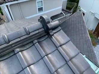 熨斗瓦を重ねてシルガードを詰める工程