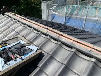 熨斗瓦(のしかわら)を並べる