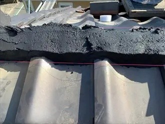 桟瓦の上に載せたシルガードを鏝を用いて丁寧に形成